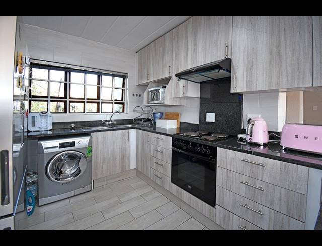 2 BEDROOM APARTMENT FOR SALE IN DOWERGLEN EXT 4
